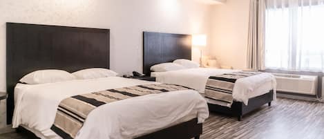 1 habitación, caja de seguridad en la habitación y escritorio