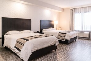 Habitación doble estándar, 2 camas Queen size | Caja de seguridad en la habitación y escritorio 