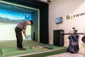 Indoor golf driving range - Stars Inn Edmonton Airport (Leduc)
