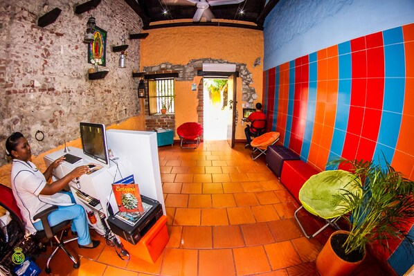 Interior entrance - King Hostal Getsemani Cartagena - Hostel (Cartagena)