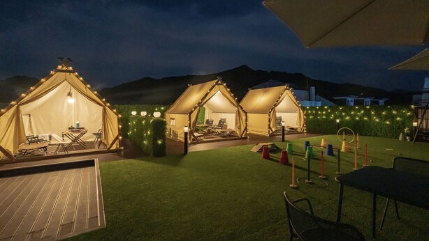 Random Room Assignment + Glamping Zone PKG | เครื่องนอนระดับพรีเมียม, เตียงเมมโมรีโฟม, ห้องเก็บเสียง, Wi-Fi ฟรี