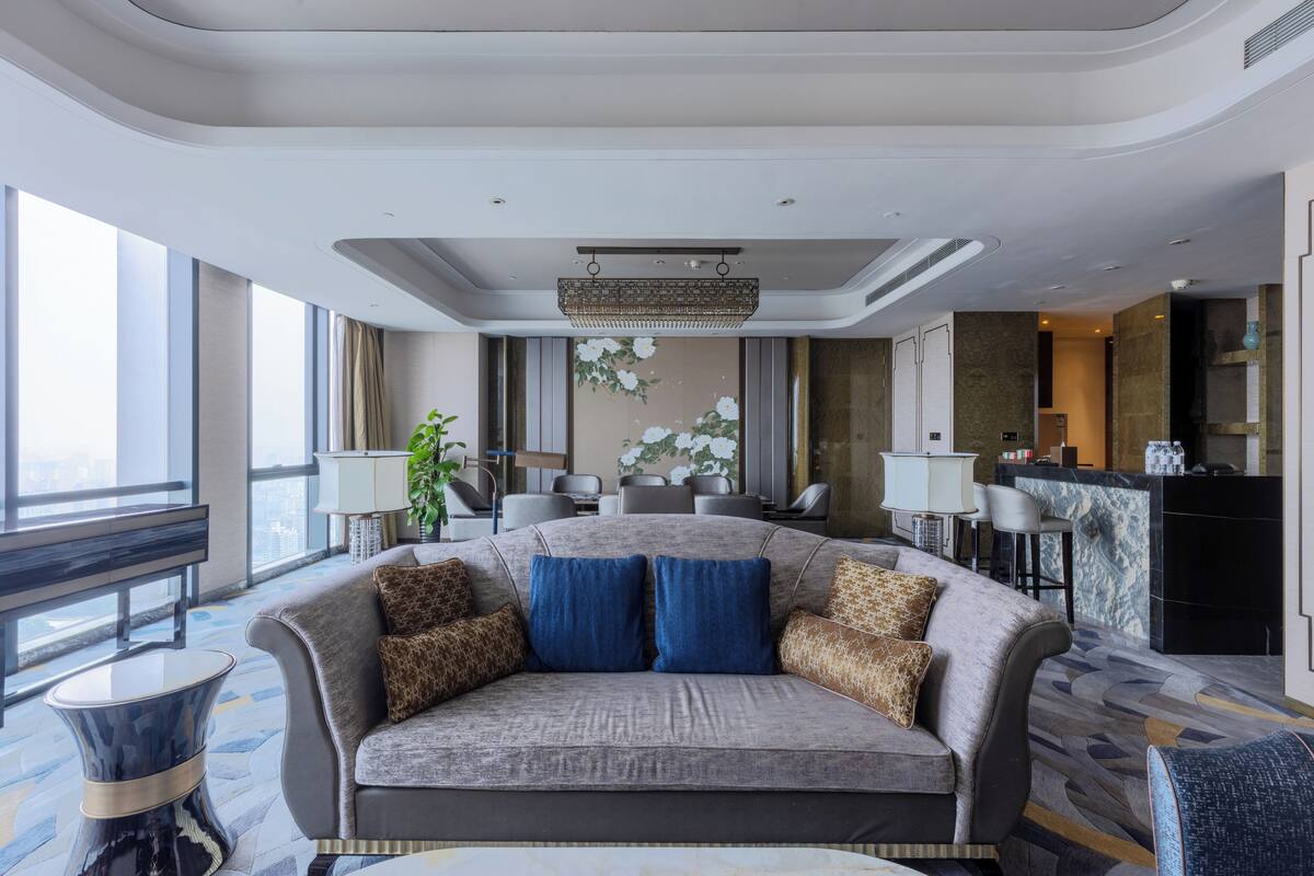 Premier Suite | Minibar, in-room safe, desk, blackout curtains