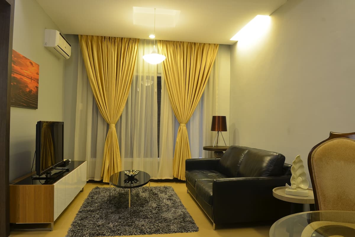 executive suite - no view | living room | flat-screen tv