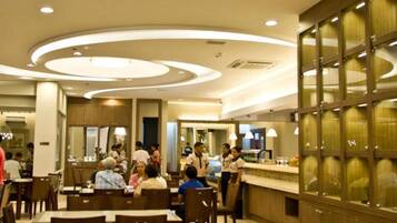 2 restaurants servant le petit déjeuner, spécialités Cuisine asiatique