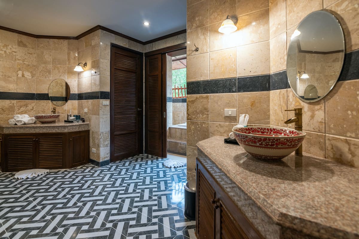 signature suite, 2 bedrooms, pool view | bathroom sink