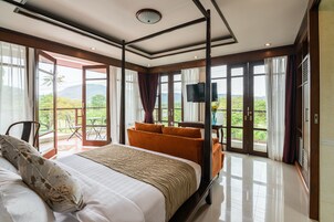 Suíte panorâmica, 1 cama King, sacada, vista para o campo de golfe | Roupas de cama premium, edredons de pluma, camas com colchões pillow-top