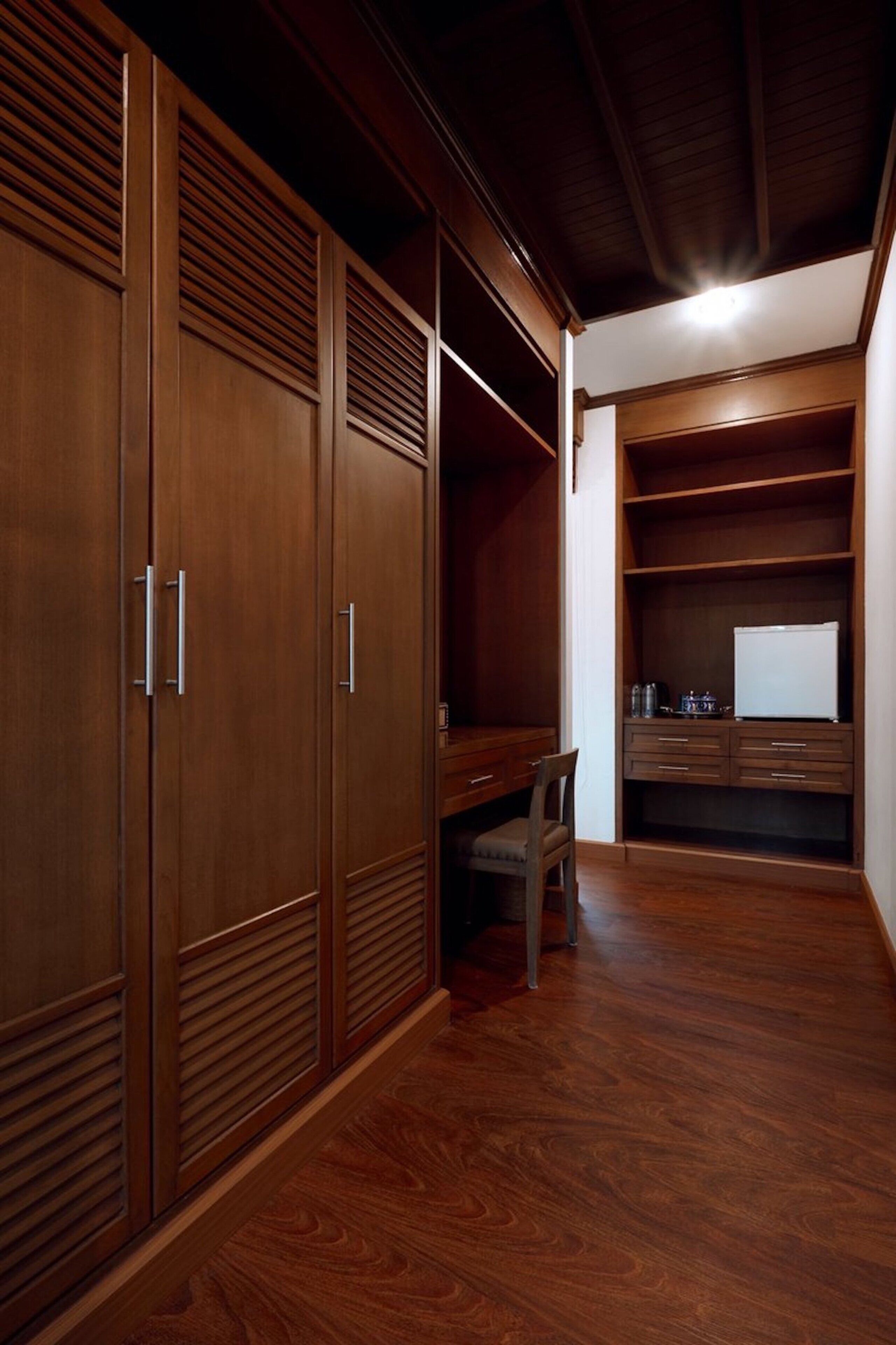 signature suite, 2 bedrooms, pool view | wardrobe