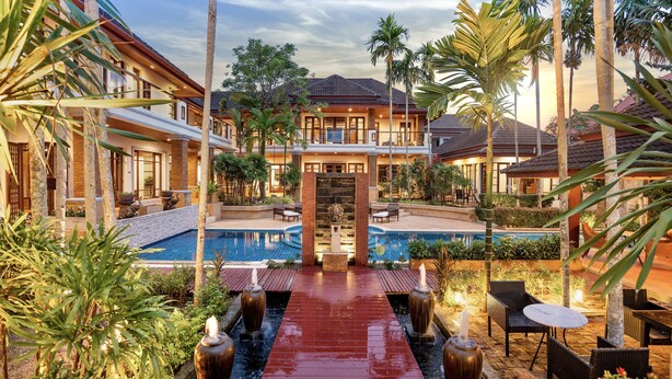 A resort with a central pool, multiple buildings, and lush landscaping. - Jantra Residence by Chinocollection (Kathu)