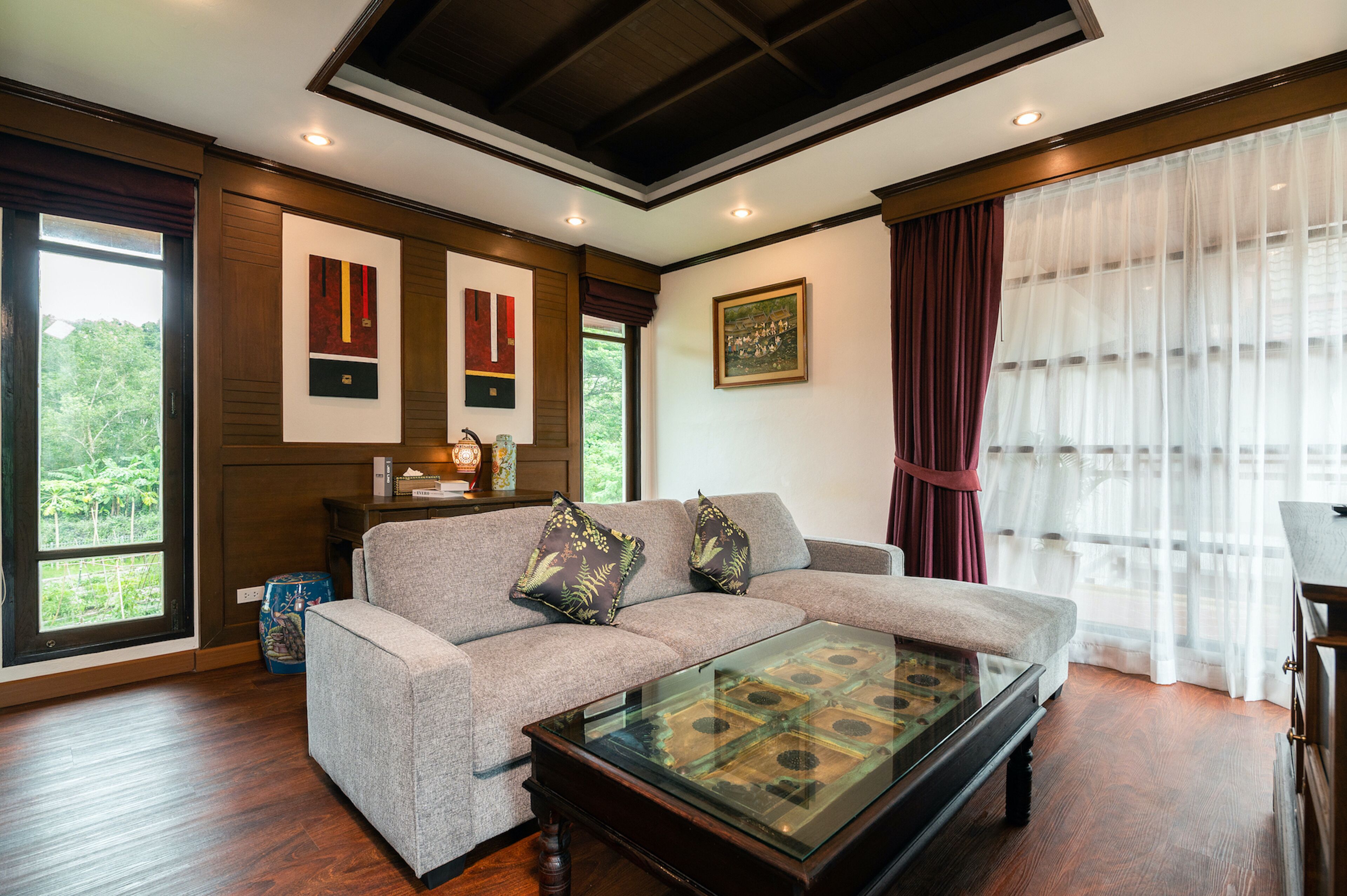 flat-screen tv, netflix, pay films