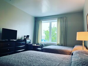 Quarto solteiro luxo, 2 camas de casal | Escrivaninha, Wi-Fi de cortesia, roupa de cama