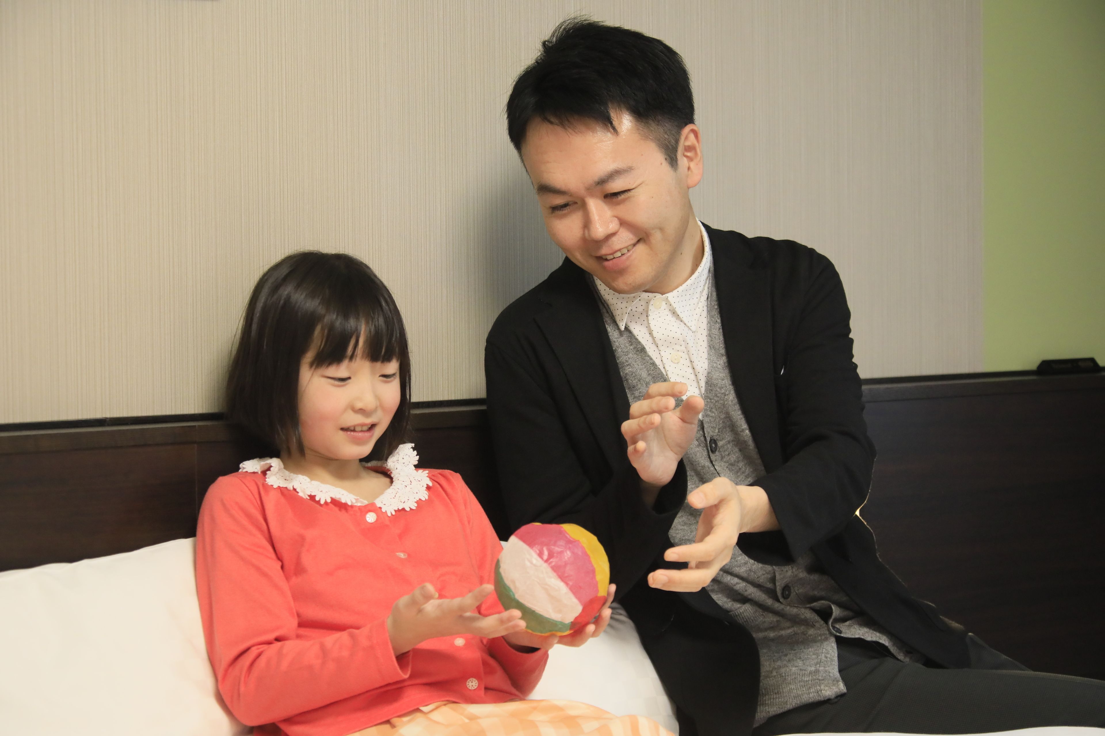 Una scrivania, insonorizzazione, Wi-Fi gratuito, lenzuola