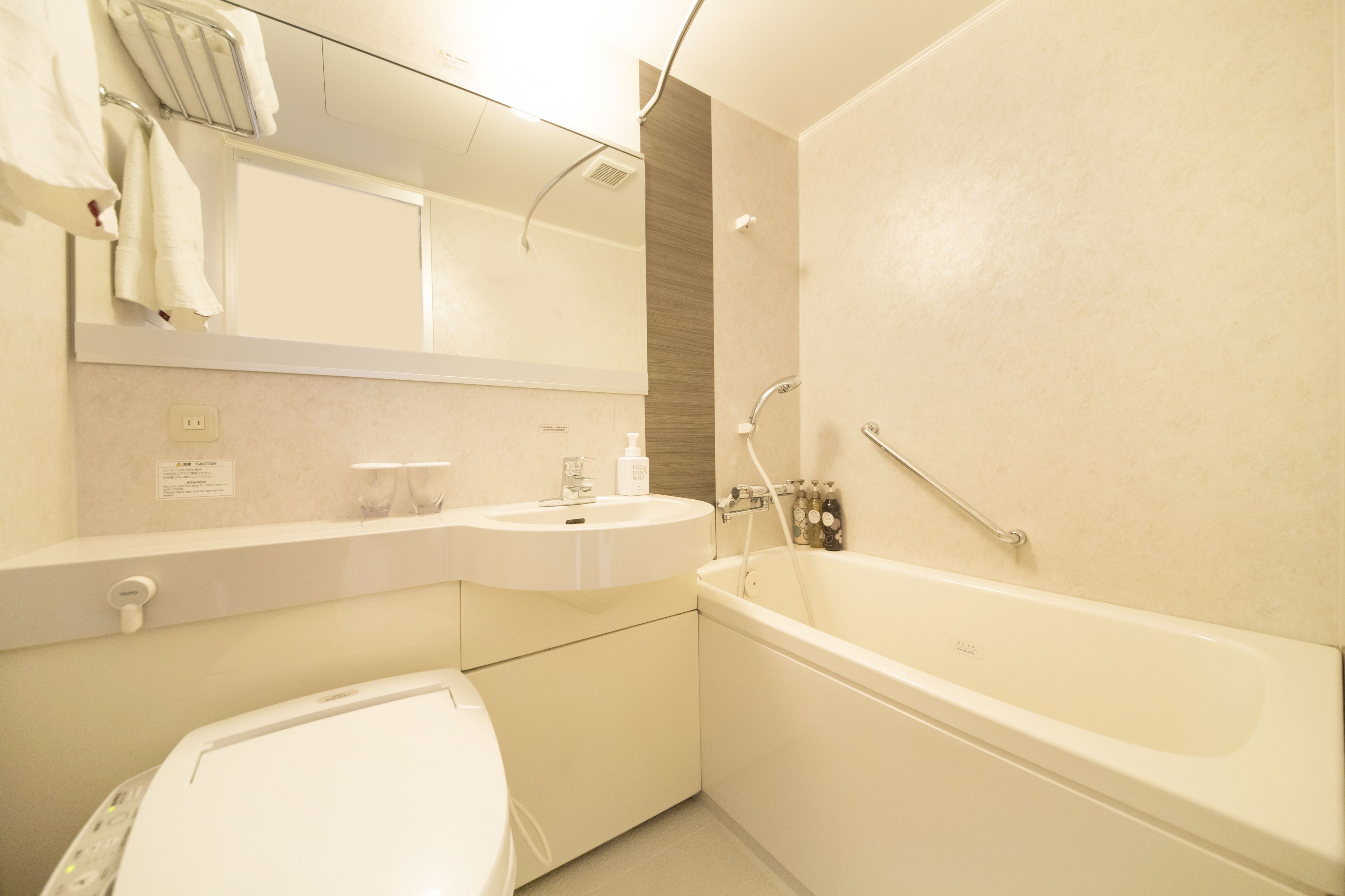 Combined shower/tub, deep soaking tub, free toiletries, hair dryer