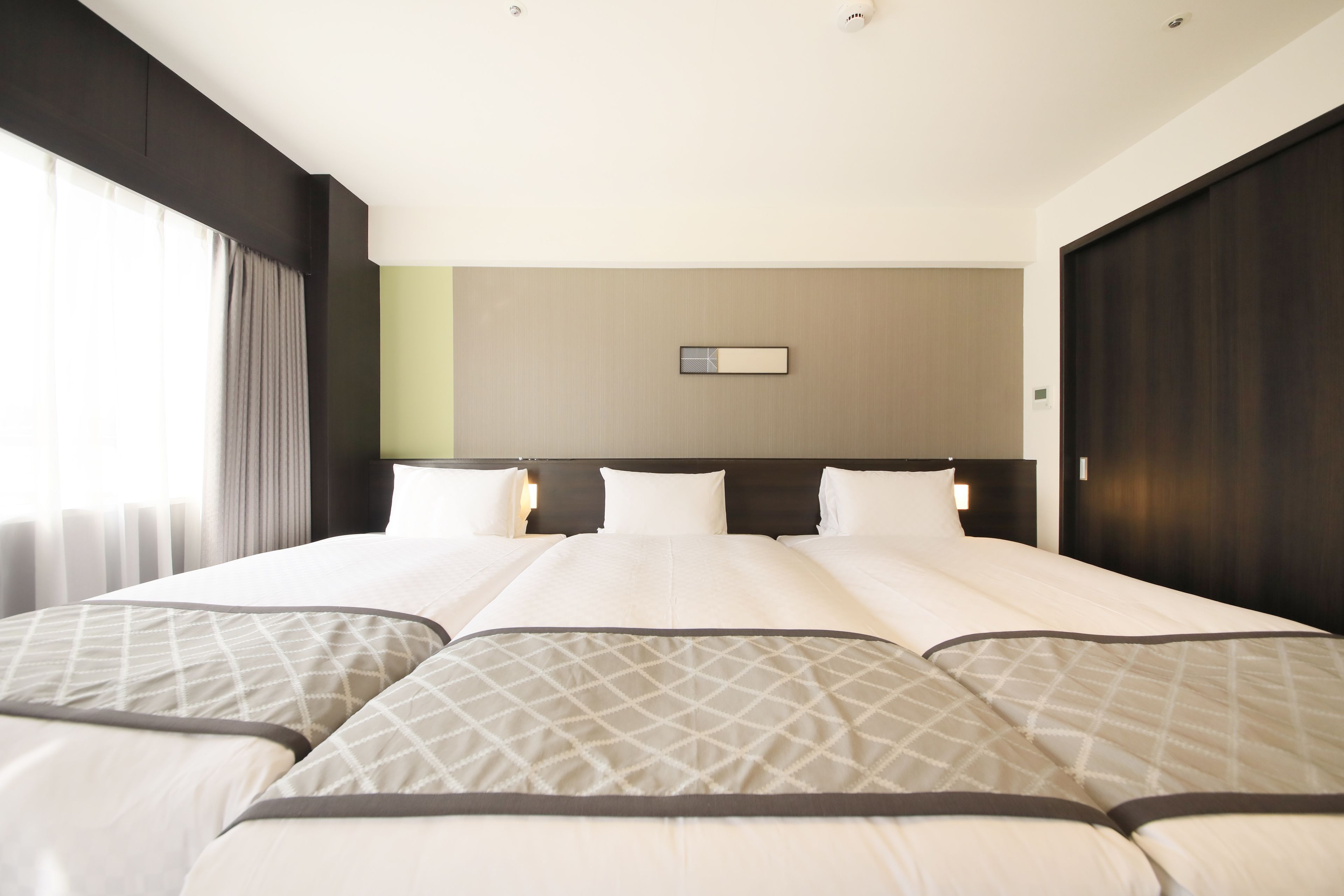 Skrivebord, lydisolert, wi-fi (inkludert) og sengetøy