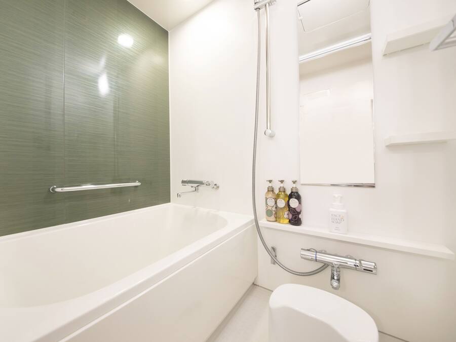 Une salle de bain moderne avec une baignoire sur pieds, des toilettes et une douche.