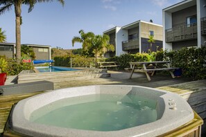 Outdoor spa tub - Aqua Soleil Villas (Whitianga)