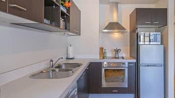 Full-sized fridge, microwave, oven, stovetop