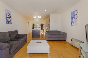 Individually decorated, individually furnished, free WiFi, bed sheets - Aqua Soleil Villas (Whitianga)