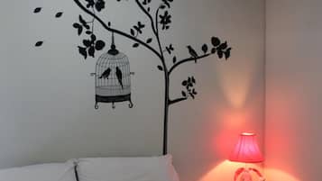 Escritorio, wifi gratis y ropa de cama