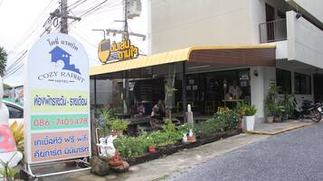 Vista frontal de la propiedad