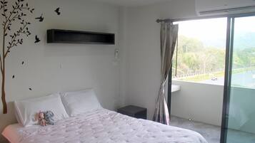 Standard Queen Room | Meja, Wi-fi percuma, cadar katil