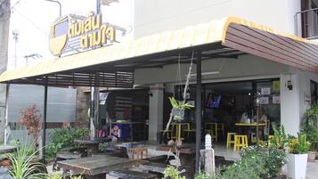 Lunch and dinner served, Thai cuisine