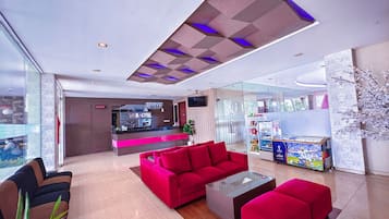 Coin salon dans le hall
