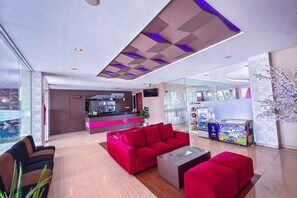 Coin salon dans le hall