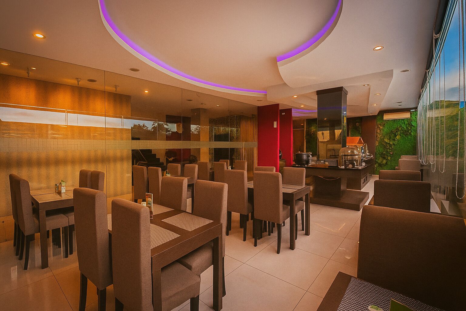 Lunch och brunch serveras, njut av de goda smakerna från lokala rätter.