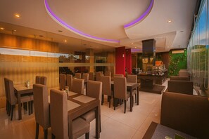 供應午餐和早午餐，當地料理