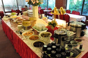 朝食 (ビュッフェ、有料)