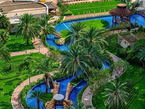 A resort with a large swimming pool, palm trees, and a gazebo. - Dukes The Palm Dubai Hotel (Dubai)