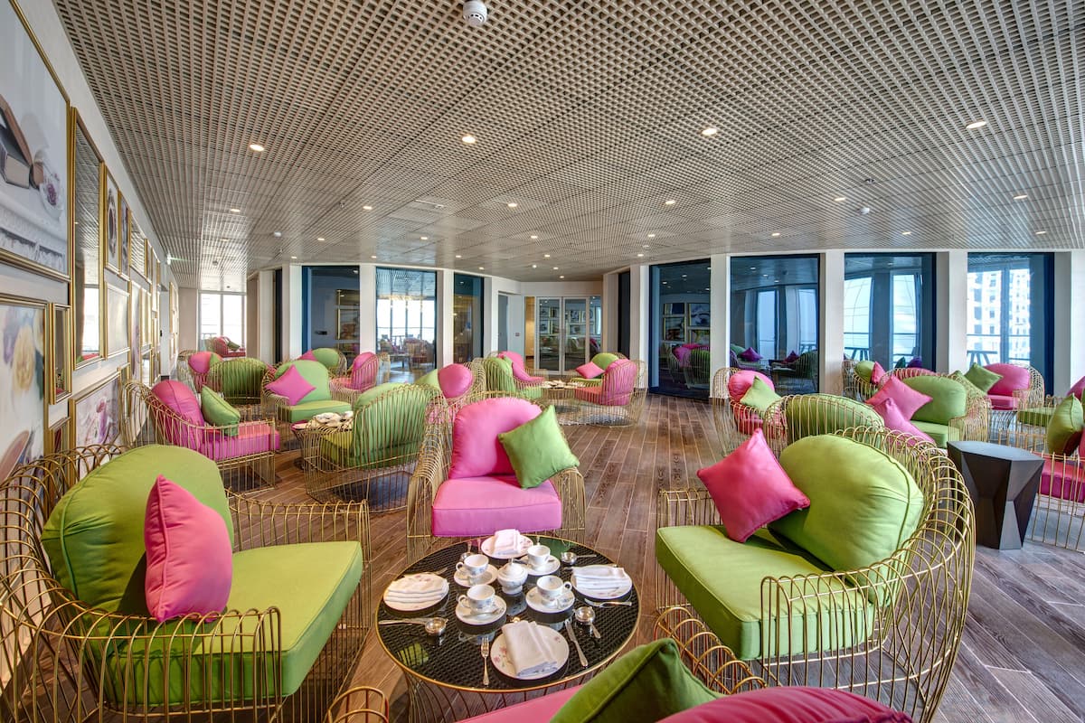 3 bars/lounges, poolside bar