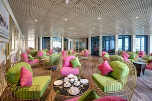 3 barer/lounger och bar vid poolen