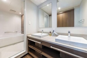 Combined shower/bathtub, hair dryer, slippers, electronic bidet - Smile Hotel Hakodate (Hakodate)
