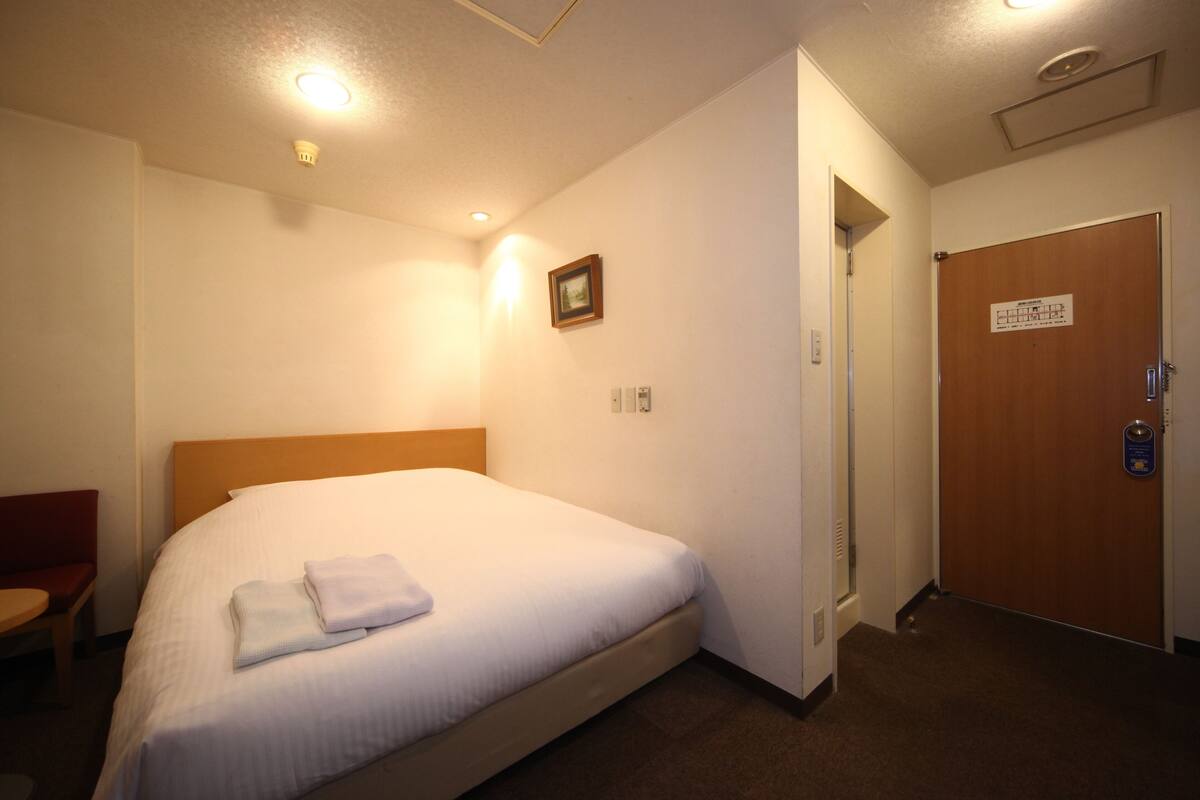 Double Room, Smoking | Iron/ironing board (on request), WiFi (free), bed sheets