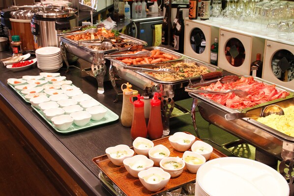 Petit déjeuner buffet (1000 JPY par personne)