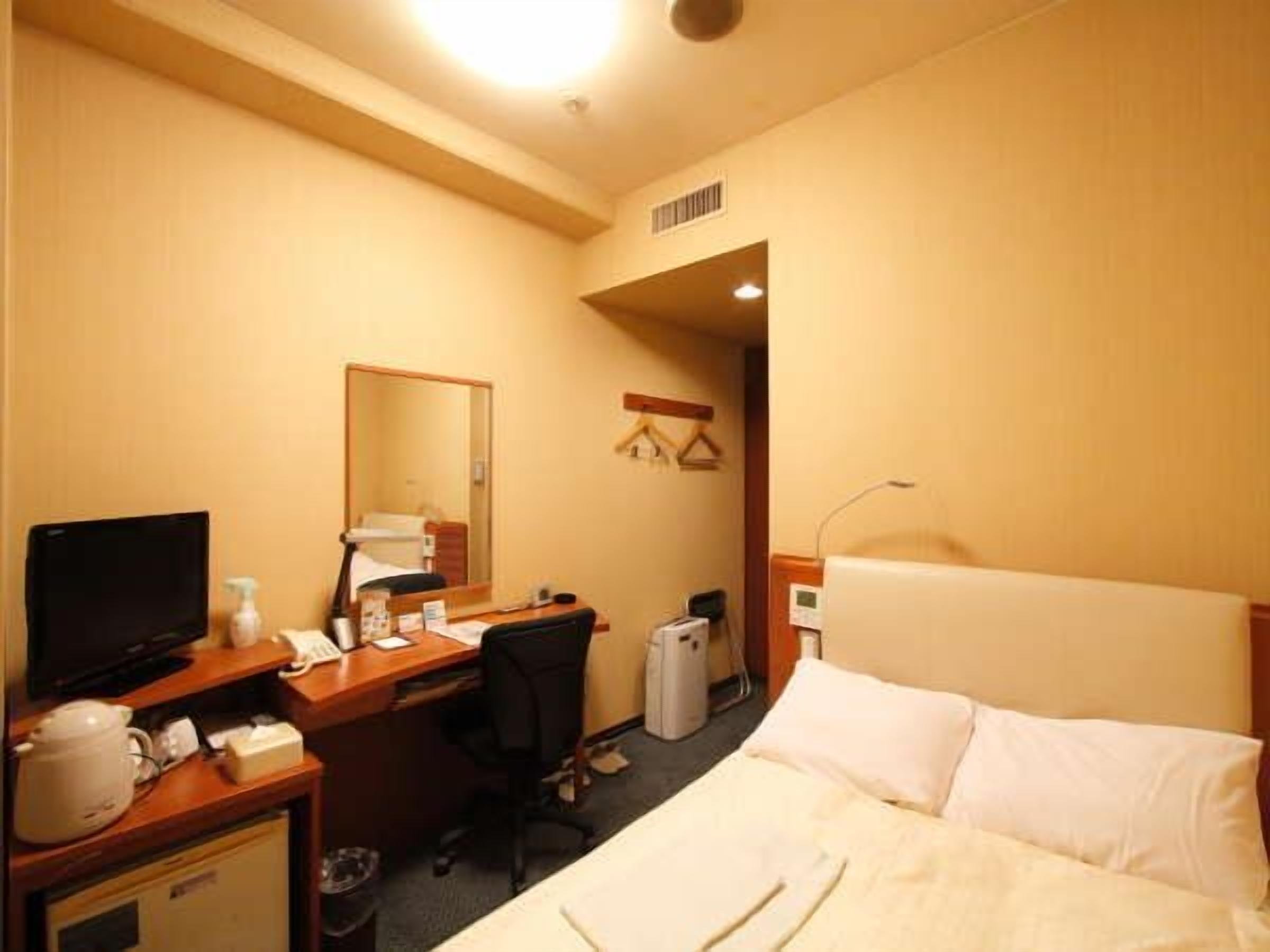 Desk, blackout curtains, free WiFi