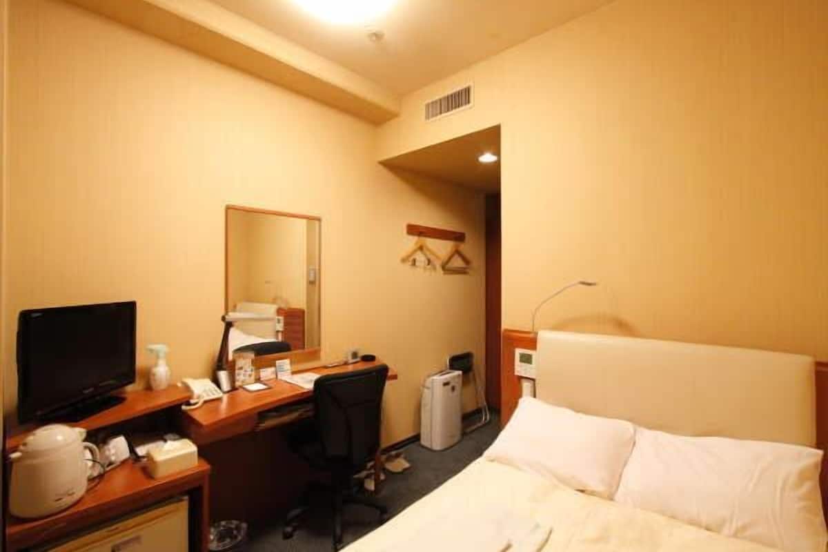Desk, blackout curtains, free WiFi