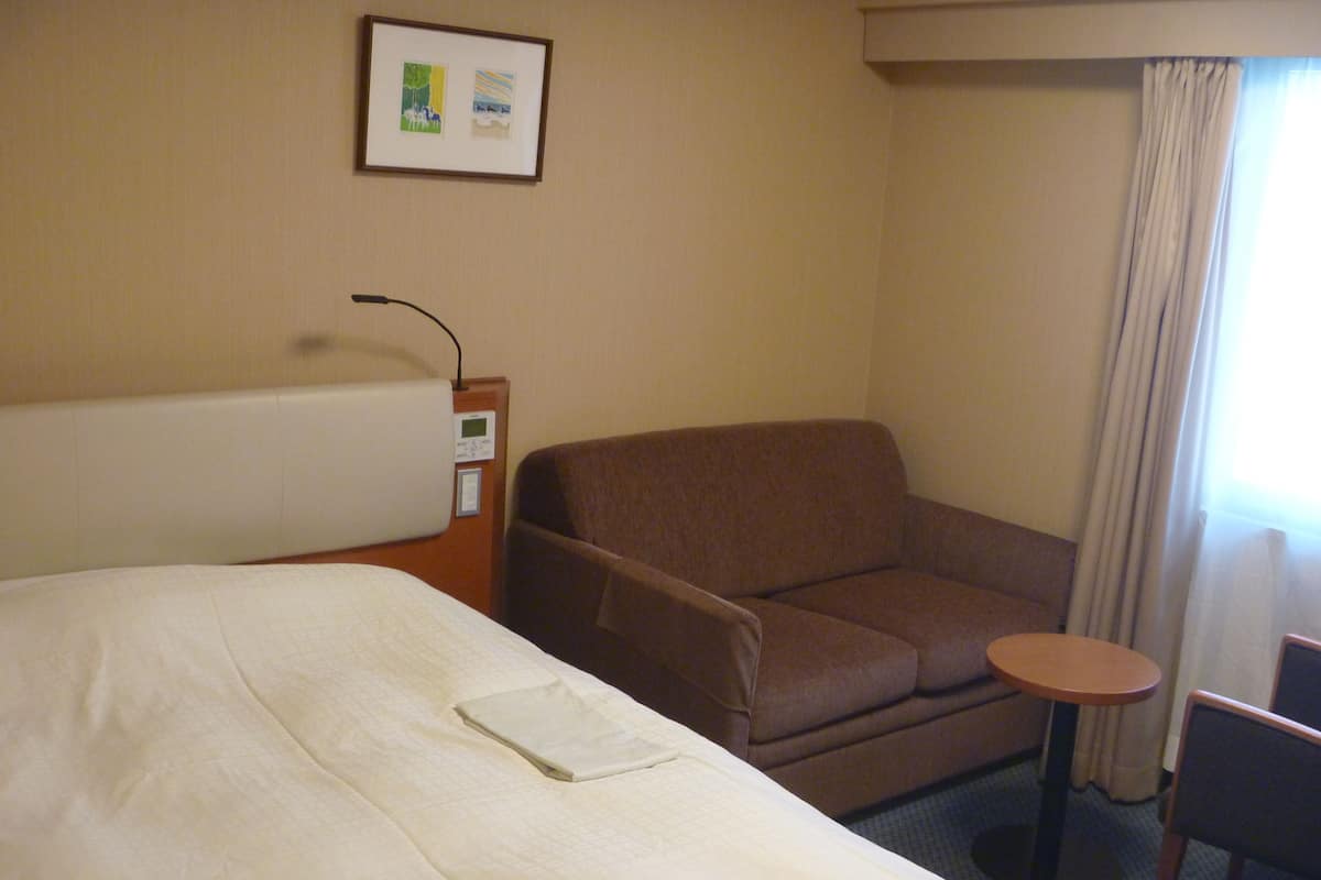 Een bureau, verduisterende gordijnen, gratis wifi