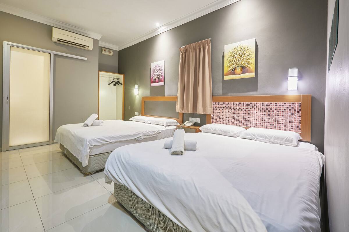 Une chambre d’hôtel avec deux lits, une salle de bain et une vue sur la ville.