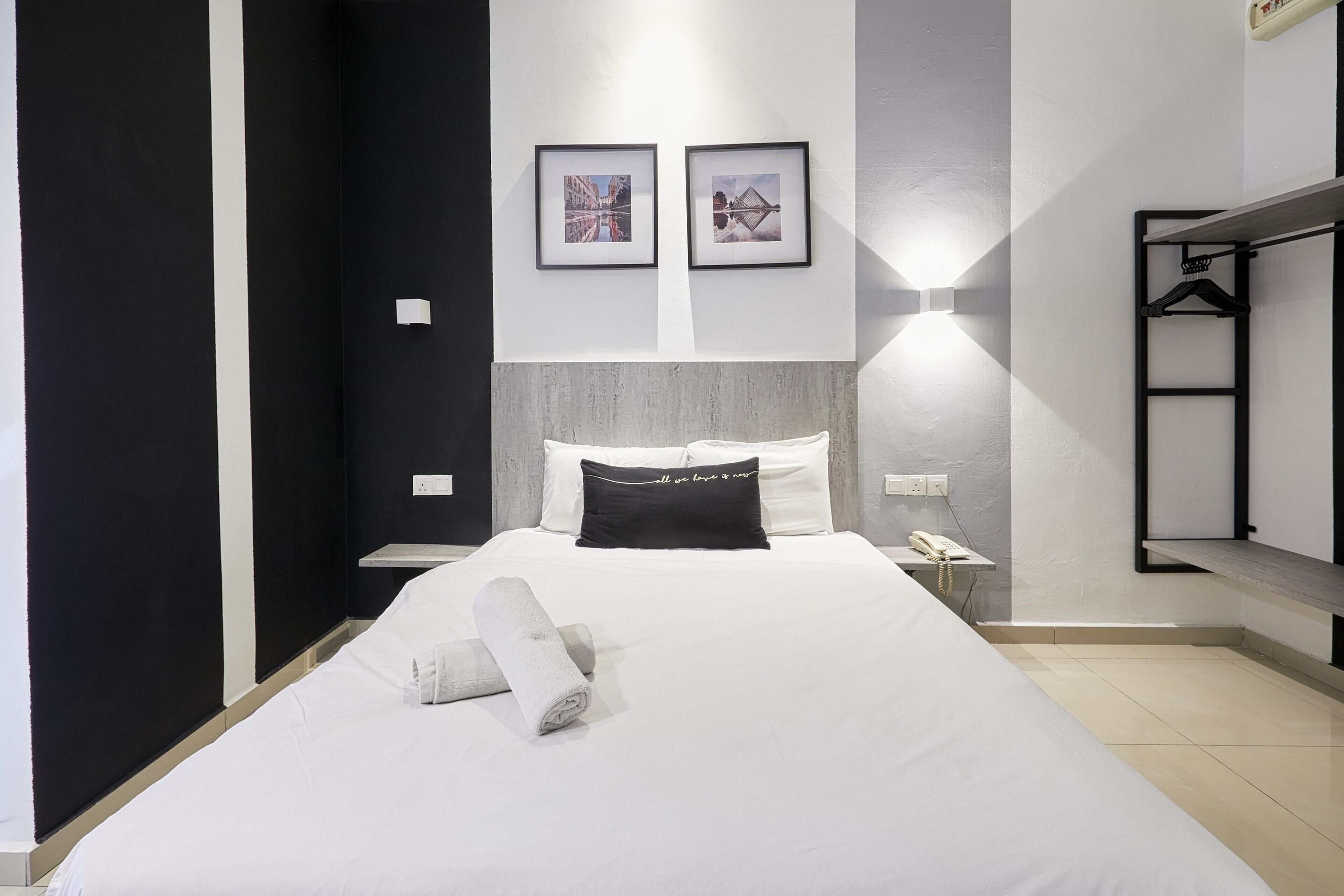 Habitación doble superior | Escritorio, tabla de planchar con plancha, wifi gratis y ropa de cama 