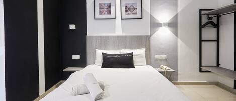 Habitación doble superior | Escritorio, tabla de planchar con plancha, wifi gratis y ropa de cama