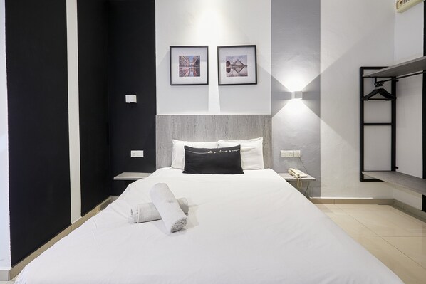 Escritorio, tabla de planchar con plancha, wifi gratis y ropa de cama