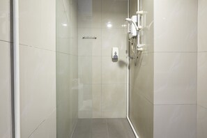 Familien-Doppelzimmer | Badezimmer | Dusche, Haartrockner, Handtücher