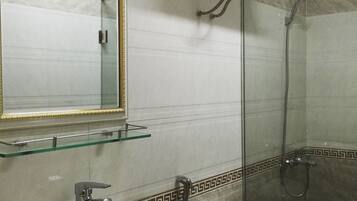 Buồng tắm vòi sen, đồ dùng nhà tắm miễn phí, máy sấy tóc