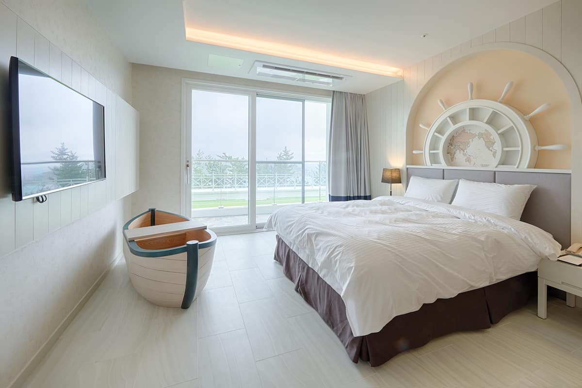 1 bedroom, premium bedding, wifi, bed sheets