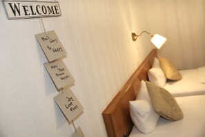 Basic Double or Twin Room | Desk, free WiFi, bed sheets - Auerstein Dependance (Heidelberg)