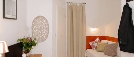 Habitación individual básica | Escritorio, wifi gratis y ropa de cama