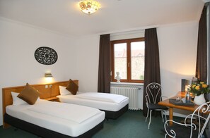 Habitación básica con 1 cama doble o 2 individuales | Escritorio, wifi gratis, ropa de cama