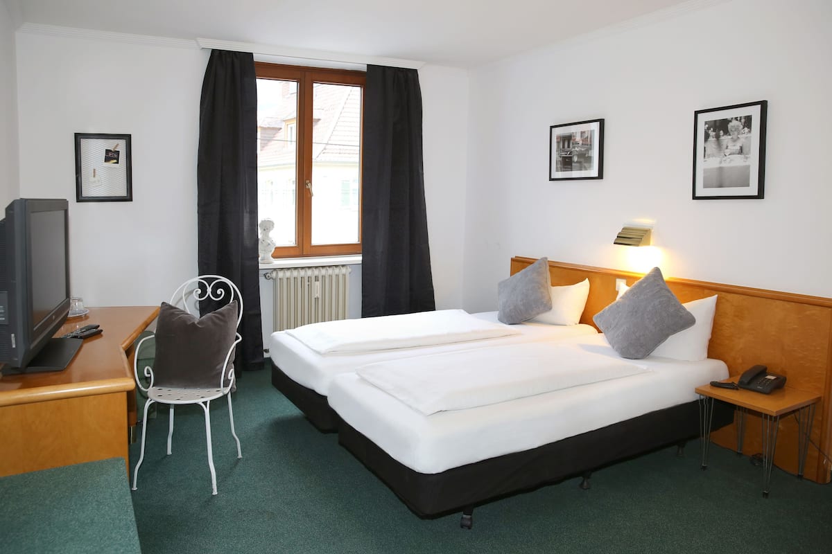 Habitación básica con 1 cama matrimonial o 2 individuales | Escritorio, wifi gratis y ropa de cama